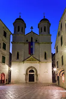 Drucke von Die serbisch-orthodoxe St.-Nikolaus-Kirche in Kotor beleuchtet am Abend im historischen Zentrum des UNESCO-Welterbeorts 'Altstadt', Europa Montenegro Drucke: Die serbisch-orthodoxe Nikolauskirche in St.-Nikolaus wird am Abend beleuchtet