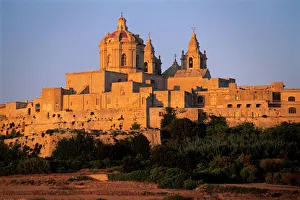 Drucke von Die St.-Paulus-Kathedrale und die Stadtmauern von Mdina in Malta im Mittelmeer sind Teil Europas Malta Drucke: Die St.-Paulus-Kathedrale und die Stadtmauern von Mdina auf Malta im Mittelmeer in Europa