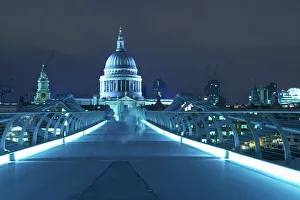 Die St-Paul-Kathedrale und der Millenium-Bridge in London, England im Vereinigten Königreich