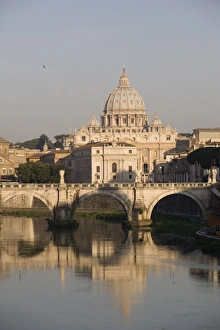 Fluss Drucke: Der Petersdom und der Fluss Tibermündung in Rom im Lazienland Italiens an der europäischen Seite des Mittelmeers