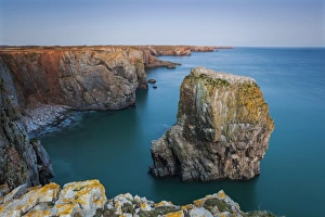 UK Travel Destinations Europe Drucke: Stack Rocks, Castlemartin, Pembrokeshire, Wales, United Kingdom, Europe