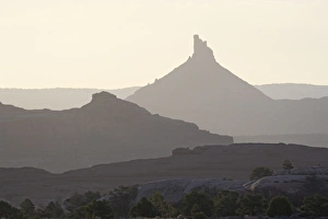 Canyonlands National Park Images Drucke: Stacked rock formations at dawn