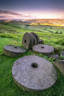 Derbyshire Drucke: Steine von Stanage Edge zum Sonnenaufgang im Peak-District-Nationalpark in der Grafschaft Derbyshire im Vereinigten