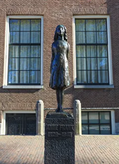 Drucke von Büste von Anne Frank vor der Westerkerk in Nähe ihrer Wohnung in Amsterdam Niederlande Europa Niederlande Drucke: Schatz von Anna Frank vor dem Westerkerk in der Nähe ihrer Wohnung Amsterdam Niederlande Europa