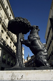 European Union Symbols Drucke: Statue of a bear