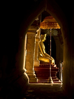 Buddhist Temple Photography Drucke: Statue in one of the Buddhist temples of Bagan (Pagan), Myanmar (Burma), Asia