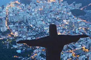 Drucke von Skulptur von Jesus Christus der Erlöser auf dem Corcovado in Rio de Janeiro im Brasilien Südamerika Südamerikanische Kunstdrucke: Skulptur von Christus der Erlöser auf dem Corcovado in Rio de Janeiro im Brasilien Südamerika