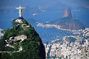 Drucke von Skulptur von Christus der Erlöser überblickt Stadt und Zuckerhügelberg in Rio de Janeiro, Brasilien Südamerika Südamerikanische Kunstdrucke: Skulptur von Christ der Erlöser über Stadt und Zuckerhügelberg