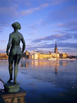 Contemporary Church Design Drucke: Statue and city skyline