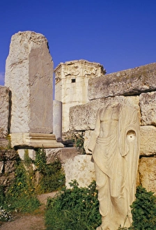 Ancient Greek Landmarks Drucke: Statue of Emperor Hadrian and tower of the winds in background