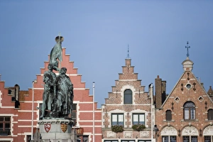 Belgium Tourist Attractions Drucke: Statue and facades in Main Square (Markt), Bruges, Belgium, Europe