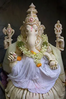 Tempel Drucke: Skulptur von Ganesch im Schrein des Shivamandirs in Bangalore (Bengaluru) in Karnataka Indien Asien