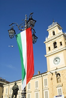 Emilia Romagna Travel Destinations Drucke: Statue of Giuseppe Garibaldi, Garibaldi Square, Parma, Emilia Romagna, Italy, Europe