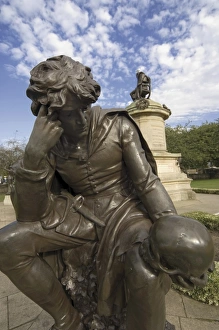 Stratford Upon Avon Landmarks Drucke: Statue of Hamlet with William Shakespeare behind, Stratford upon Avon, Warwickshire