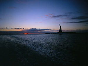 Statue Of Liberty Sunset Drucke: Statue of Liberty at sunset