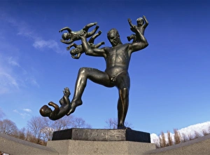 Drucke von Sculptur eines Mannes und Babys im Vigelandspark in Oslo. Norwegen. Skandinavien. Europa Bildhauerei Drucke: Bildnis eines Mannes und Babys