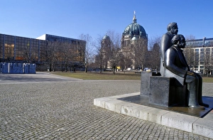 Famous Statues In Europe Drucke: Statue of Marx and Engels