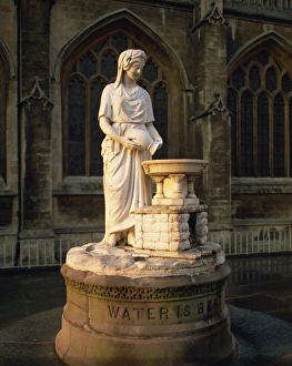 UK City Landmarks Drucke: Statue outside Bath Abbey, Bath, Avon, England, United Kingdom, Europe