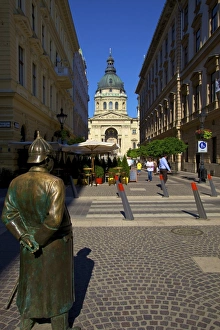 Budapest Travel Photography Drucke: Statue of Policeman with St. Stephens Basilica, Budapest, Hungary, Europe