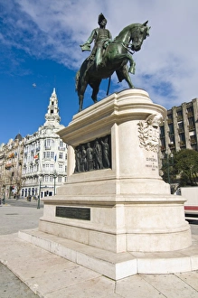 Blue Sky Architecture Photography Drucke: Statue at Praca de Liberdade, Oporto, UNESCO World Heritage Site, Portugal, Europe