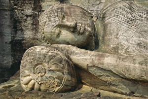 Serene Asian Landscape Drucke: Statue of the reclining Buddha