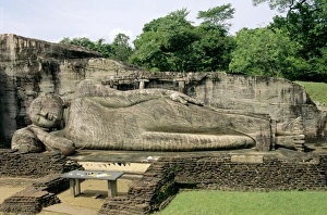 Buddhist Sculpture In Asia Drucke: Statue of the reclining Buddha, attaining nirvana