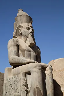Sitzender Statuensammlung von König Ramses II im Hof des Königs Ramses II in dem Tempel der Sonne in Luxor bei Theben unter Verwaltung der UNESCO