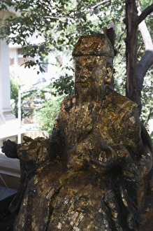Bangkok Travel Destinations Drucke: Statue at Sukhothai Traimit temple, Bangkok, Thailand, Southeast Asia, Asia