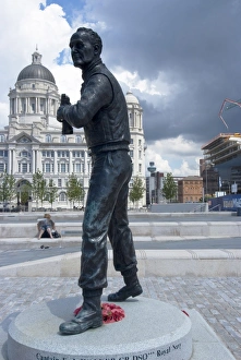 Albert Dock Liverpool Drucke: Statue by Tom Murphy, of Captain Frederick John Walker