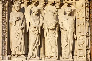 Drucke von Sculpturen mit dem Kaiser Konstantin und Erzengel Denis tragen seinen Kopf; Vierzig Jungfrauen Tor; Westfront der Kathedrale von Nottre-Dame Bilder Datiert 2008 Mai: Sculpturen einschließlich des Kaisers Konstantin und von Sankt Dionis mit seinem Kopf tragen