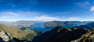 Queenstown Landscape Photography Drucke: Steep sharp mountains, a deep blue lake