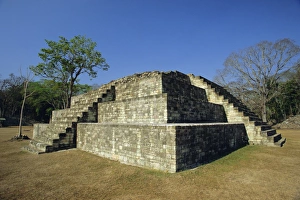 Copan Archaeological Site Drucke: Step pyramid in the great plaza