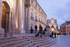 Piazza Duomo Sicily Drucke: Steps of the cathedral in the evening