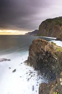 Atlantic Ocean Drucke: Storm clouds over the Atlantic Ocean and cliffs at dawn, Madeira island, Portugal