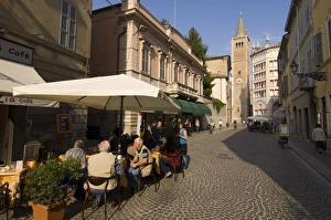 Outdoor Dining In Europe Drucke: Strada al Duomo, Parma, Emilia-Romagna, Italy, Europe