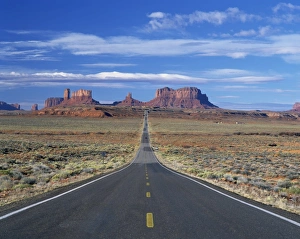 Drucke von Gerade Straße zum Monument Valley auf dem Navajo-Reservat an der Grenze zwischen Arizona und Utah in den Vereinigten Staaten von Amerika im Nordenamerika Arizona Drucke: Gerade Straße nach Monument Valley