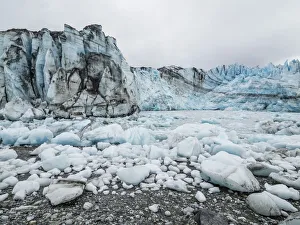Glacier Bay National Park Drucke: Stranded ice on the low tide in front of Lamplugh Glacier, Glacier Bay National Park