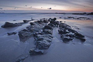 Drucke von Die Strandpromenade am Strangles-Strand an der nordlichen Küste von Kornwall im Sonnenuntergang in Kornwall, England Vereinigtes Königreich Europa Bilder Datiert 2012 April: Die Strandpromenade am Strangles-Bucht an der nordlichen Küste von Kornwall im Sonnenuntergang in Kornwall