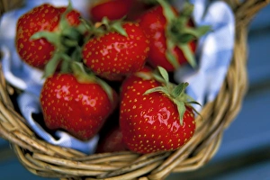 Fruit Arrangement Ideas Drucke: Strawberries in a basket