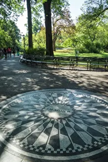 Vereinigte Staaten Von Amerika Drucke: Der Strawberry Fields Gedenkort mit Imaginmosaik für den ehemaligen Beatles Paul McCartney ist im Zentrum von Central