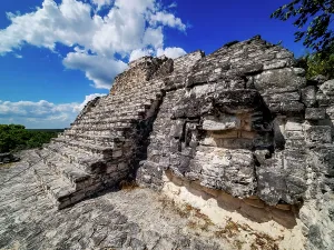 Ancient Mexican Architecture Drucke: Structure IX, Becan Archaeological Site, Campeche State, Mexico