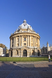 UK University Architecture Drucke: Student stands in front of Radcliffe Camera, Oxford University, Oxford
