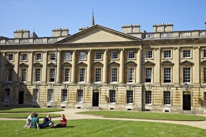 European Student Life Drucke: Students sitting outside in spring sunshine