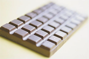 Dark Chocolate Bar Drucke: Studio shot of a bar of chocolate