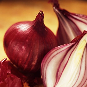 Red Onion Photography Drucke: Studio shot of red onions