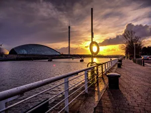 UK Travel Destination Drucke: A stunning sunset over the River Clyde, Glasgow, Scotland, United Kingdom, Europe