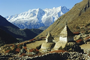 Nepalese Cultural Heritage Sites Drucke: Stupas on the path to Tengboche