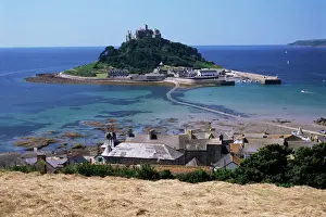 Unter Wasser liegende Brücke bei Hochwasser aus der Sicht über den Dächern von Marazion, St. Michaels Berg