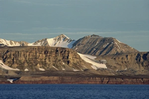 Scandinavia Travel Destination Drucke: Summer reveals cliffs and mountains, Kongsfjorden, Svalbard, Arctic, Norway