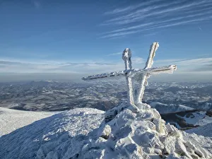 European Mountain Scenery Images Drucke: Summit cross of Mount Acuto in winter, Apennines, Umbria, Italy, Europe